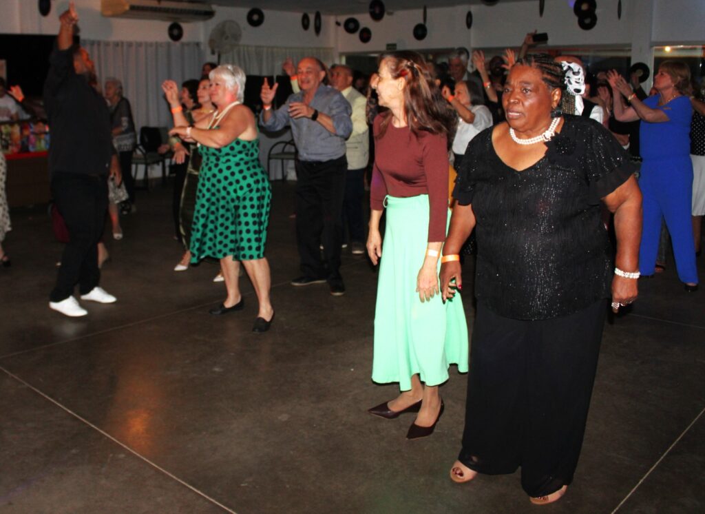 Uma viagem no tempo, muitos sorrisos e uma pista de dança cheia de energia. Assim foi o Baile dos Anos 60 da AGERIP.
